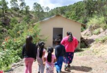 Entrega Arturo Medina dos casas a familias de Guadalupe y Calvo que lo perdieron todo en incendios