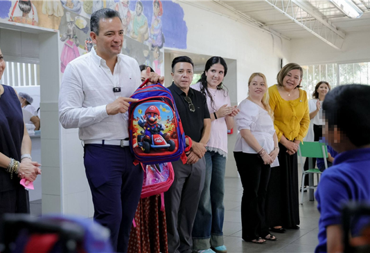 Convive Marco Bonilla con niñas y niños de Granja Hogar y entrega mochilas del Reto Útil