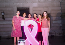 Ilumina Municipio de rosa la Plaza de Armas por la lucha contra el cáncer de mama