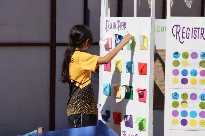 Niña deja un poema en el mural de tamaño grande(1)